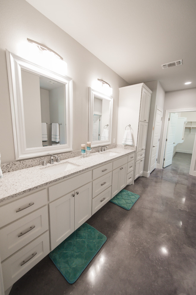 Idéer för stora amerikanska en-suite badrum, med skåp i shakerstil, vita skåp, en dusch i en alkov, grå väggar, betonggolv, ett undermonterad handfat och granitbänkskiva