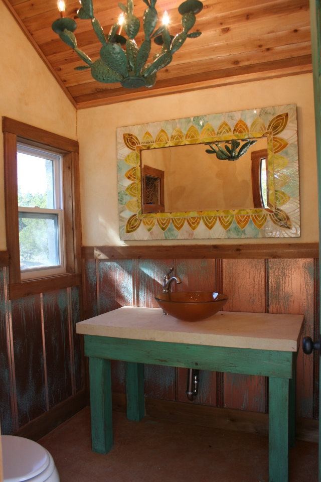Пример оригинального дизайна: ванная комната среднего размера в стиле фьюжн с унитазом-моноблоком, бежевыми стенами и душевой кабиной