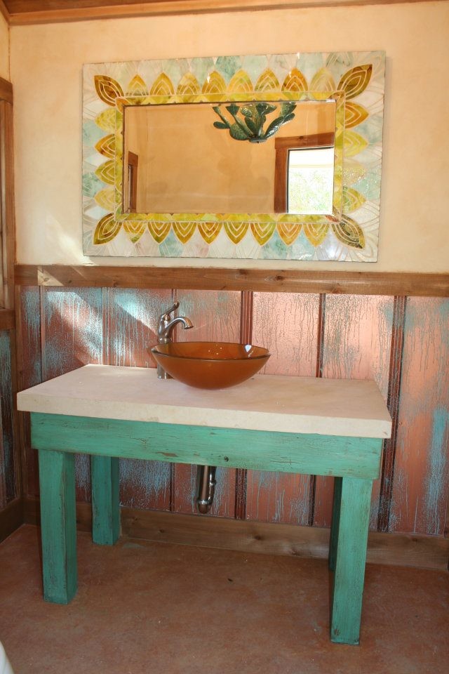 Inspiration för ett mellanstort amerikanskt badrum med dusch, med en toalettstol med hel cisternkåpa och beige väggar
