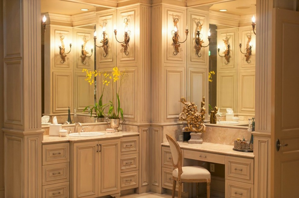 Idée de décoration pour une grande salle de bain principale victorienne avec un placard avec porte à panneau surélevé, des portes de placard blanches, un plan de toilette en granite, un bain bouillonnant, un mur beige, un sol en marbre, un lavabo posé et un sol beige.
