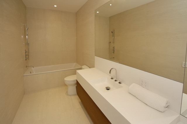 Cette photo montre une salle d'eau moderne en bois brun de taille moyenne avec un placard à porte plane, une baignoire posée, un combiné douche/baignoire, WC séparés, un mur beige, un sol en carrelage de céramique, une grande vasque et un plan de toilette en surface solide.