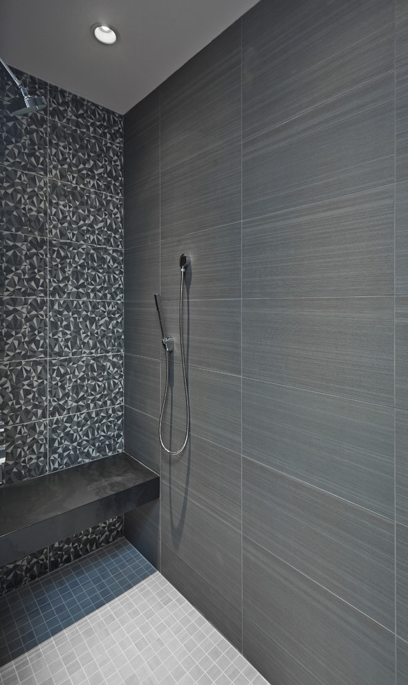 Cette image montre une petite salle de bain principale design avec une douche à l'italienne, un carrelage gris, des carreaux de porcelaine, un mur gris, un sol en carrelage de porcelaine, un sol gris et aucune cabine.