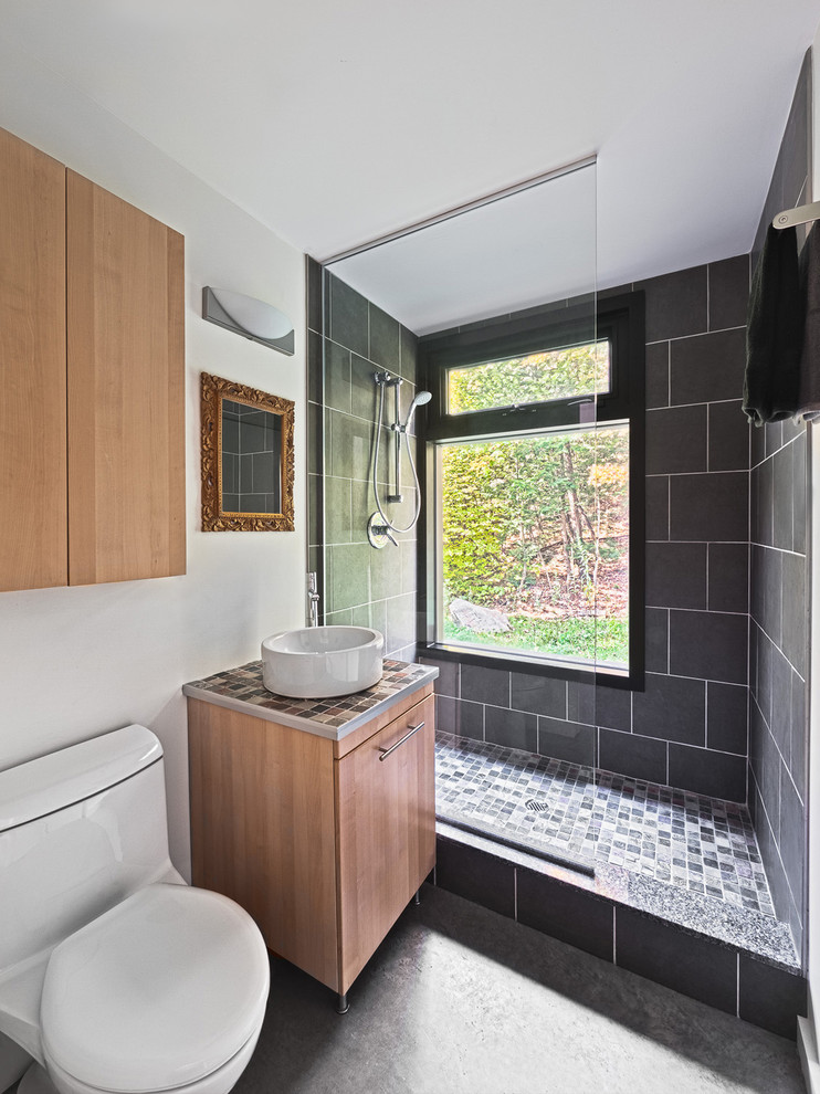 На фото: ванная комната в стиле модернизм с настольной раковиной с