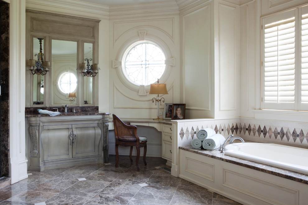 Esempio di una stanza da bagno padronale chic con lavabo sottopiano, ante in legno chiaro, vasca da incasso, piastrelle multicolore, pareti beige e ante con riquadro incassato