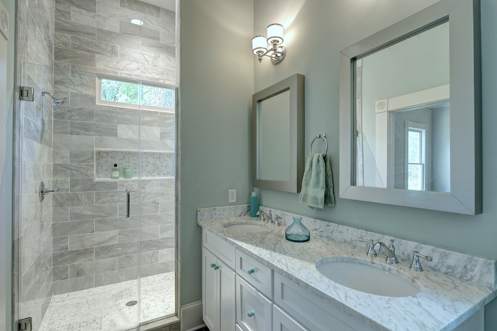Стильный дизайн: главная ванная комната среднего размера в классическом стиле с врезной раковиной, фасадами в стиле шейкер, белыми фасадами, мраморной столешницей, открытым душем, белой плиткой, зелеными стенами и полом из керамогранита - последний тренд