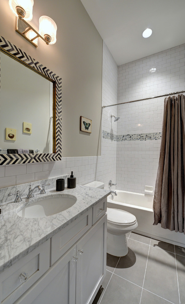 На фото: ванная комната в классическом стиле с врезной раковиной, фасадами в стиле шейкер, белыми фасадами, мраморной столешницей, белой плиткой, керамической плиткой, серыми стенами и полом из керамической плитки с
