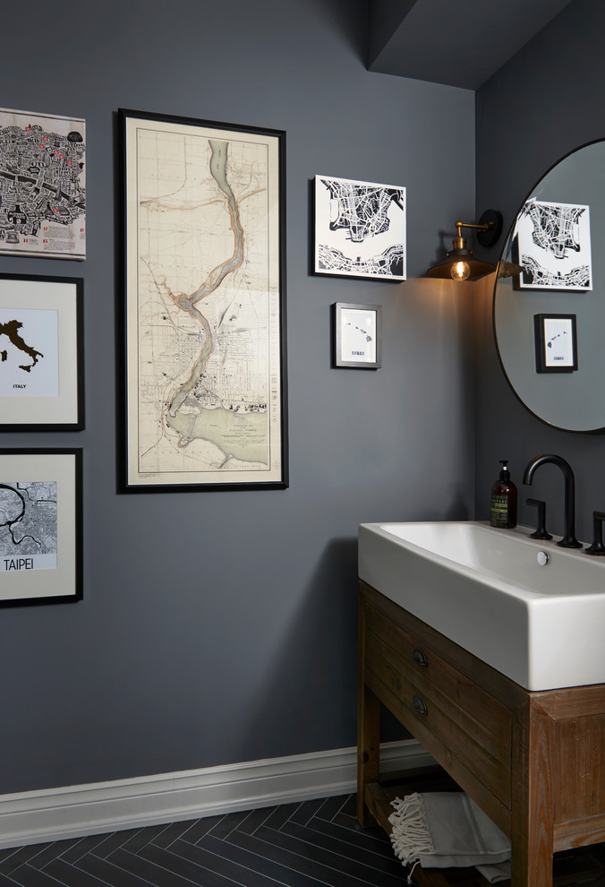 トロントにあるトランジショナルスタイルのおしゃれな浴室 (黒い壁、コンソール型シンク、黒い床) の写真