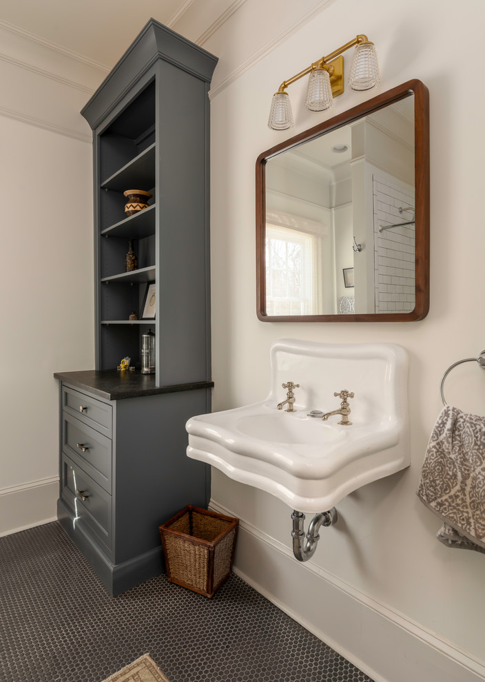 Идея дизайна: главная ванная комната среднего размера в стиле неоклассика (современная классика) с белыми стенами, полом из мозаичной плитки, подвесной раковиной, фасадами в стиле шейкер, серыми фасадами и черным полом