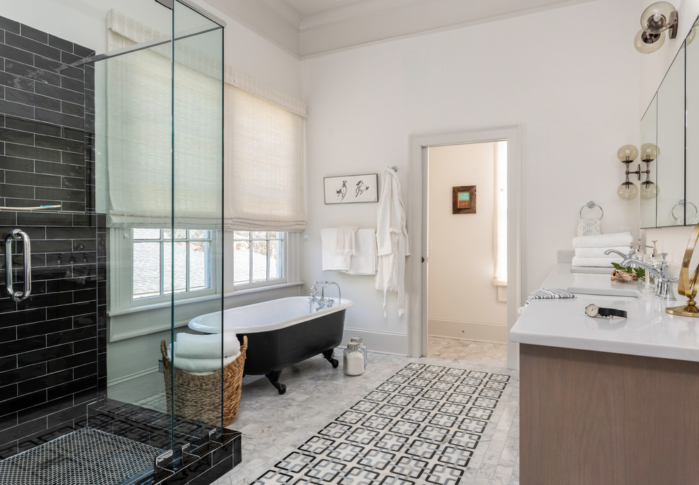 Mittelgroßes Klassisches Badezimmer En Suite mit flächenbündigen Schrankfronten, hellbraunen Holzschränken, Löwenfuß-Badewanne und weißer Waschtischplatte in Atlanta