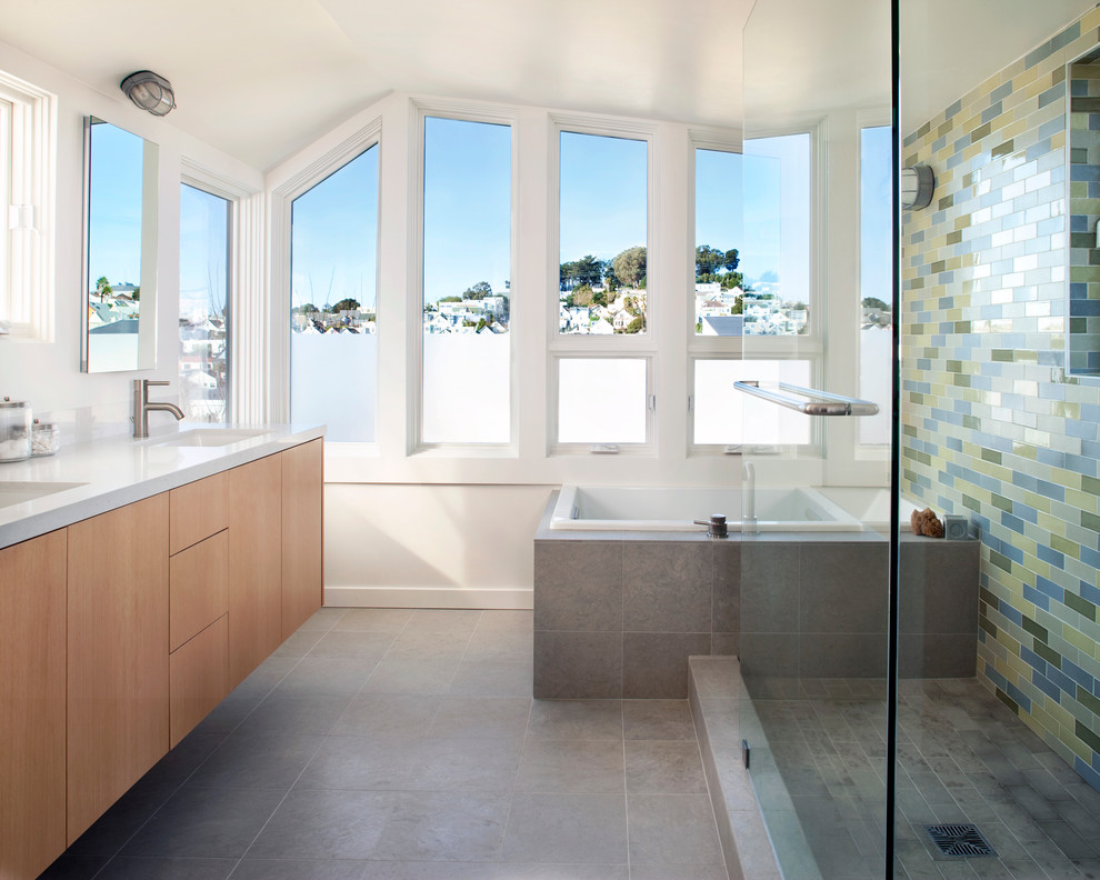 Foto de cuarto de baño minimalista con baldosas y/o azulejos en mosaico y ventanas