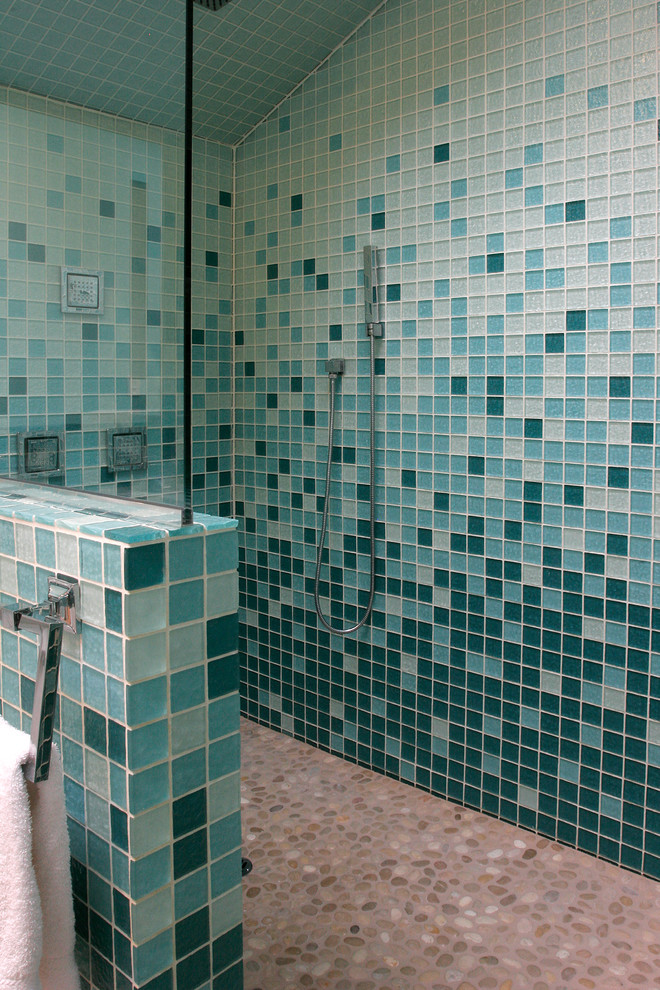 Immagine di una stanza da bagno con doccia minimal di medie dimensioni con ante a persiana, ante bianche, doccia alcova, pareti blu, pavimento con piastrelle di ciottoli, lavabo sottopiano e top in quarzo composito
