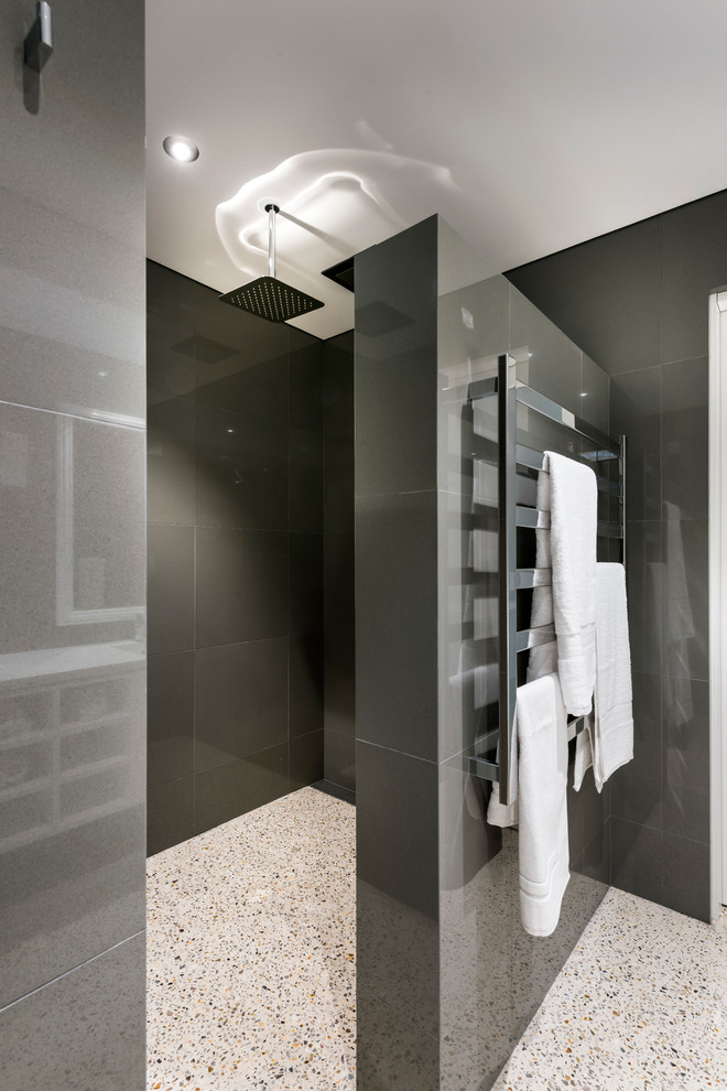 Idéer för ett mellanstort modernt en-suite badrum, med släta luckor, vita skåp, en dusch i en alkov, betonggolv, ett undermonterad handfat, bänkskiva i kvarts och grå kakel