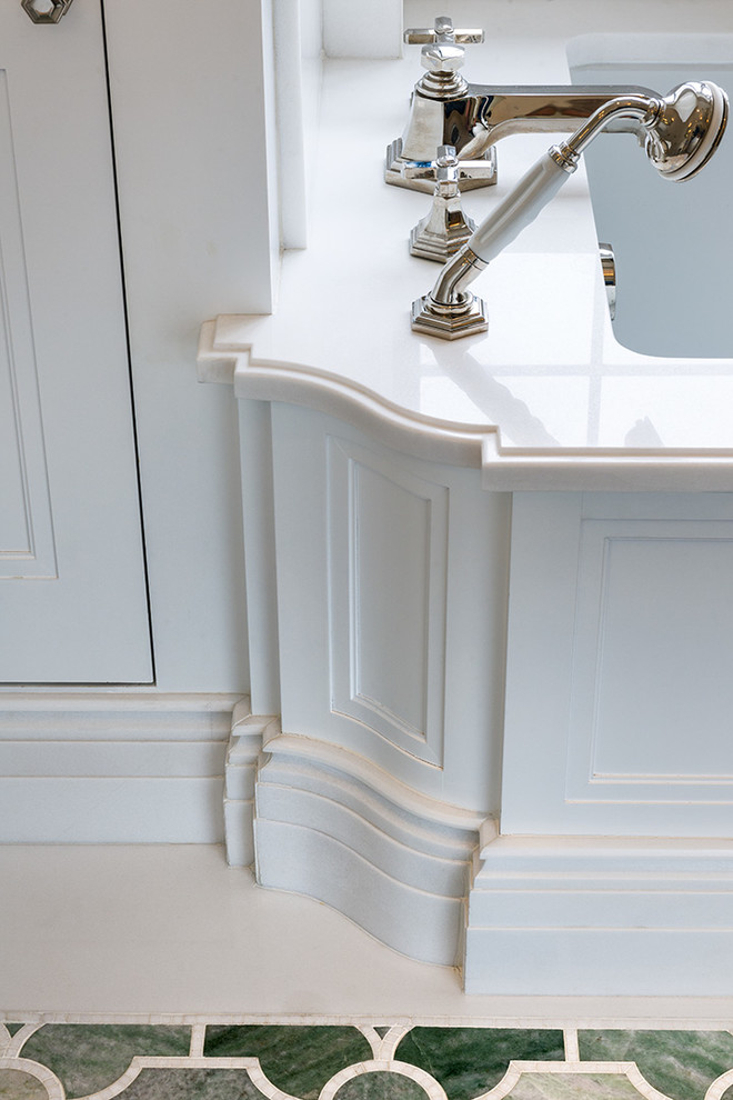 Inredning av ett klassiskt stort en-suite badrum, med ett undermonterad handfat, luckor med infälld panel, vita skåp, marmorbänkskiva, ett undermonterat badkar, grön kakel, stenkakel, vita väggar och marmorgolv