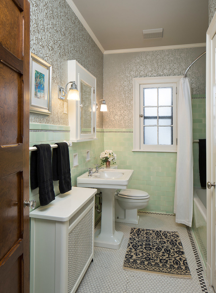 Свежая идея для дизайна: ванная комната среднего размера в стиле неоклассика (современная классика) с ванной в нише, душем над ванной, раздельным унитазом, зеленой плиткой, керамической плиткой, зелеными стенами, полом из керамогранита, душевой кабиной и раковиной с пьедесталом - отличное фото интерьера
