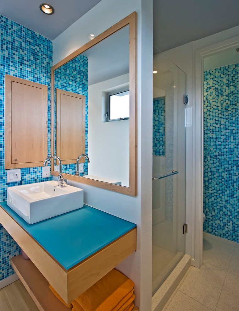 This is an example of a midcentury bathroom in Miami.