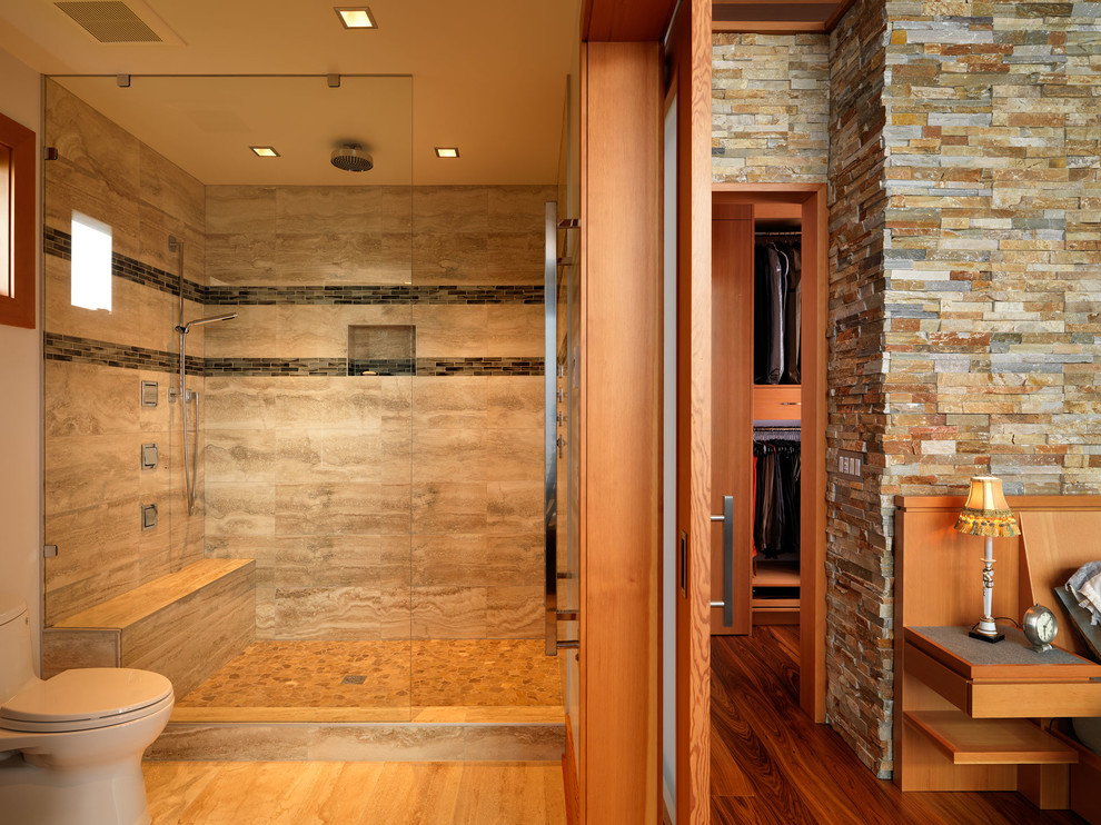 Идея дизайна: ванная комната в современном стиле с каменной плиткой и окном