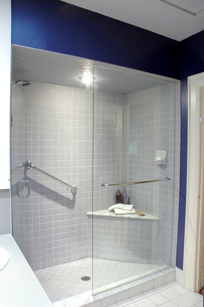 トロントにあるコンテンポラリースタイルのおしゃれな浴室 (アルコーブ型シャワー) の写真