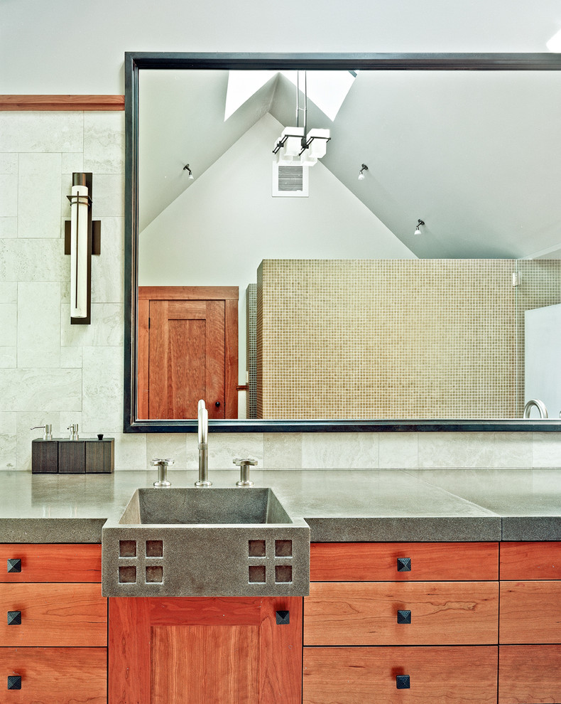 Inspiration för mellanstora amerikanska grått en-suite badrum, med släta luckor, skåp i mellenmörkt trä, ett platsbyggt badkar, en hörndusch, beige väggar, klinkergolv i keramik, ett integrerad handfat, bänkskiva i betong och beiget golv