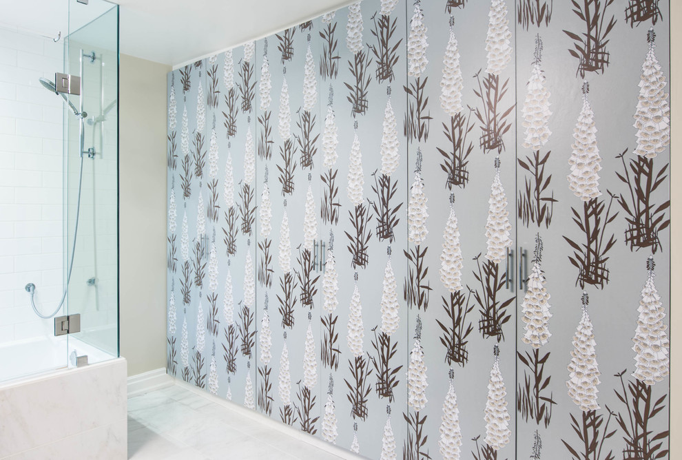 Inspiration för mellanstora eklektiska en-suite badrum, med släta luckor, grå skåp, ett hörnbadkar, en dusch/badkar-kombination, vit kakel, stenkakel, grå väggar, marmorgolv, ett undermonterad handfat, vitt golv och dusch med gångjärnsdörr