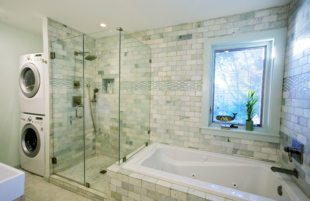 Cette photo montre une salle de bain principale tendance de taille moyenne avec une baignoire posée, une douche d'angle, un carrelage blanc, un carrelage de pierre, un mur blanc et un sol en travertin.
