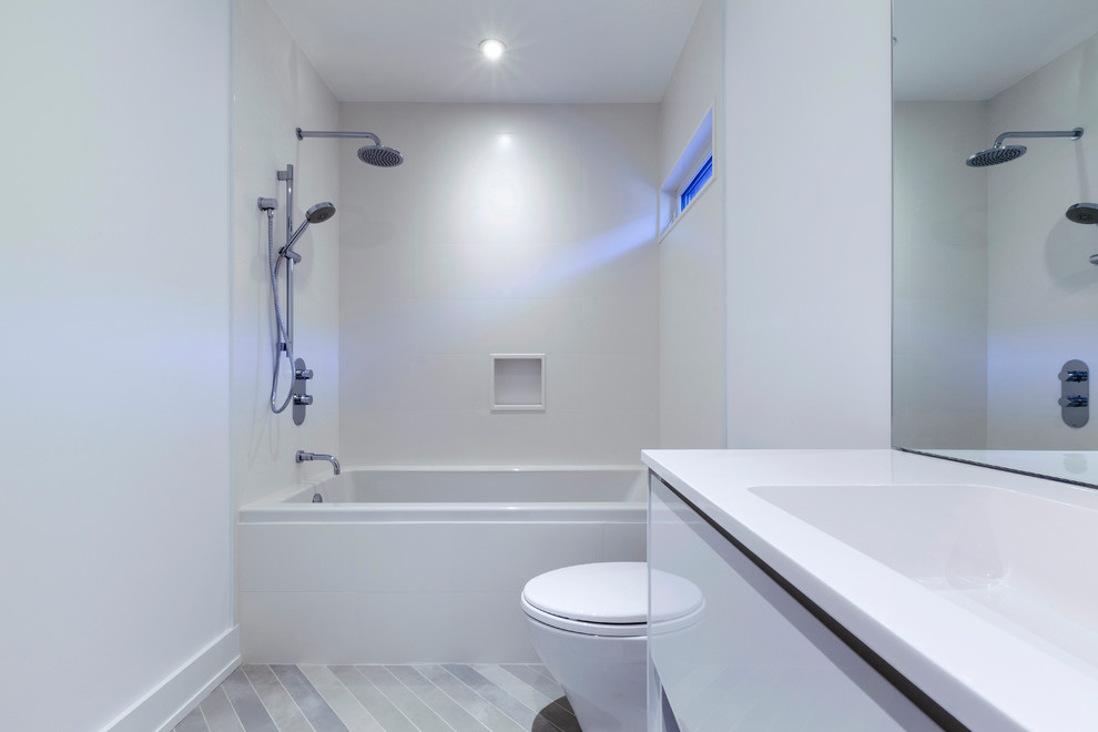 Idéer för ett mellanstort modernt vit badrum med dusch, med släta luckor, vita skåp, ett badkar i en alkov, en dusch/badkar-kombination, vita väggar, marmorgolv, bänkskiva i kvarts, grått golv och med dusch som är öppen