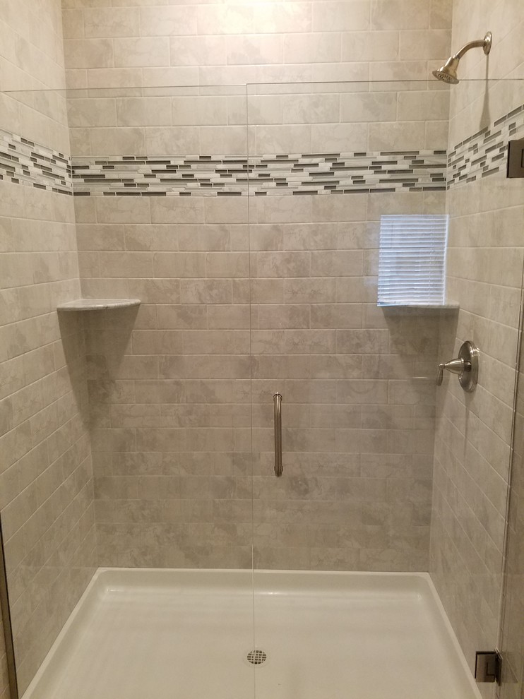 Mittelgroßes Modernes Badezimmer En Suite mit Duschnische, beigen Fliesen und Steinfliesen in Bridgeport