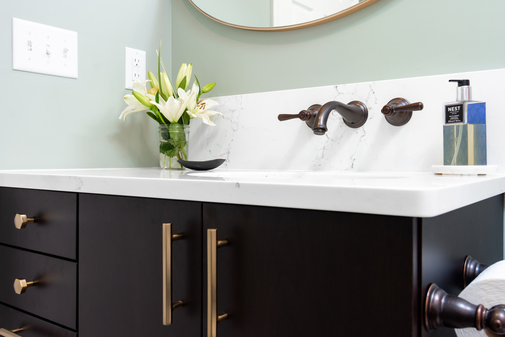 Exempel på ett litet modernt vit vitt badrum, med släta luckor, ett badkar i en alkov, en dusch/badkar-kombination, vit kakel, tunnelbanekakel, ett undermonterad handfat, dusch med duschdraperi, skåp i mörkt trä, gröna väggar, mosaikgolv, grått golv och bänkskiva i kvarts