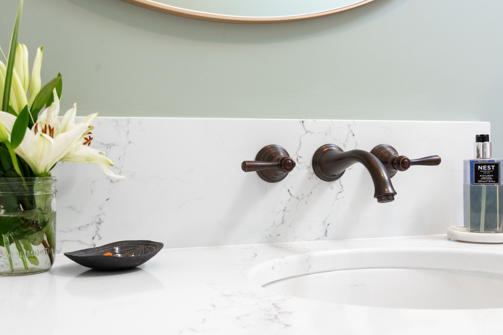 Inredning av ett modernt litet vit vitt badrum, med släta luckor, ett badkar i en alkov, en dusch/badkar-kombination, vit kakel, tunnelbanekakel, ett undermonterad handfat, grått golv, dusch med duschdraperi, skåp i mörkt trä, gröna väggar, mosaikgolv och bänkskiva i kvarts