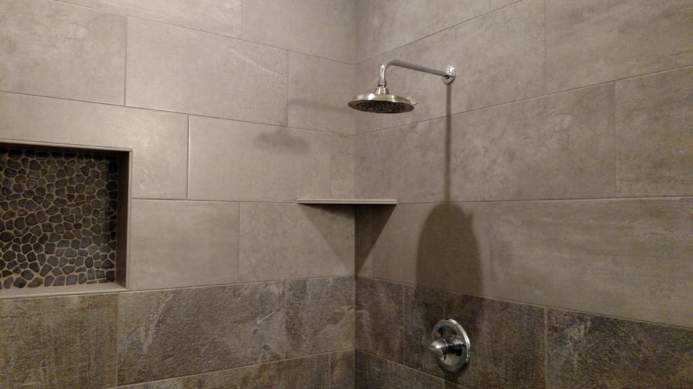 На фото: главная ванная комната в стиле рустика с серой плиткой, керамогранитной плиткой и столешницей из плитки с