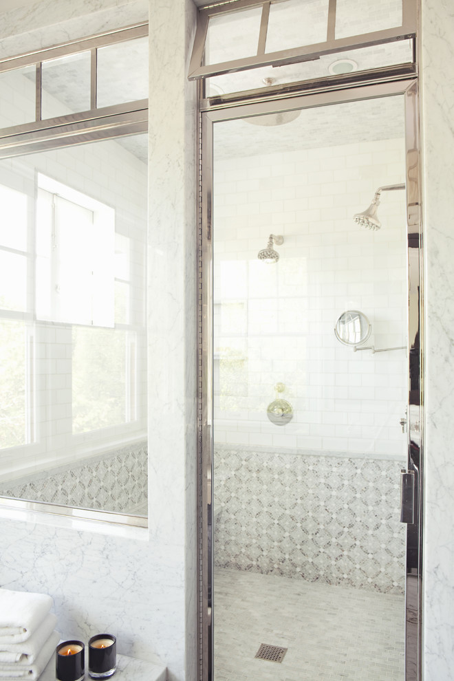 Diseño de cuarto de baño tradicional renovado con baldosas y/o azulejos en mosaico y ventanas