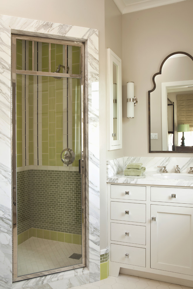 На фото: ванная комната: освещение в стиле неоклассика (современная классика) с угловым душем
