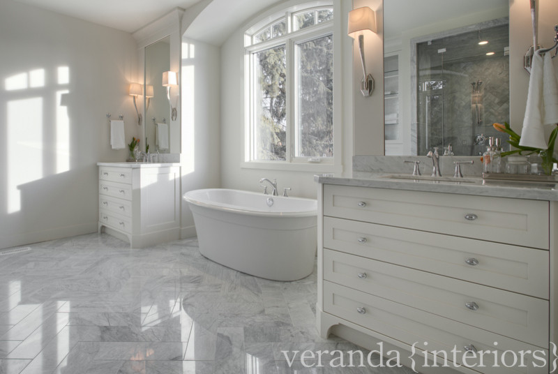 Immagine di una stanza da bagno chic con lavabo sottopiano, vasca freestanding, doccia doppia, piastrelle grigie e piastrelle in pietra