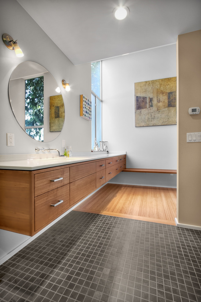Idee per una stanza da bagno con doccia minimal di medie dimensioni con ante lisce, ante in legno scuro, top in superficie solida, pareti bianche e pavimento in legno massello medio