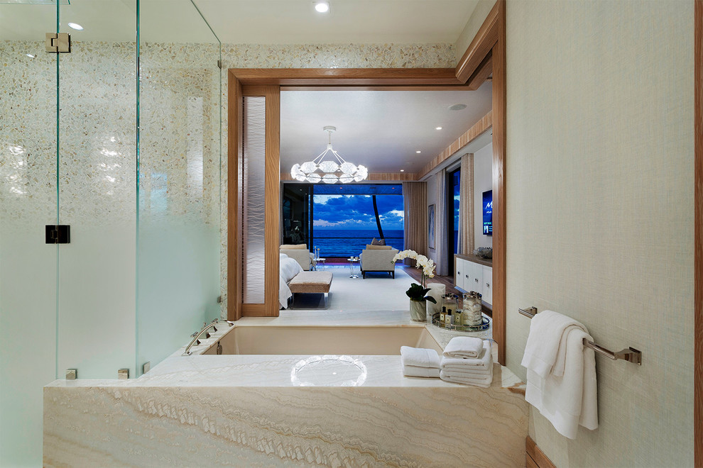 マイアミにあるビーチスタイルのおしゃれな浴室の写真