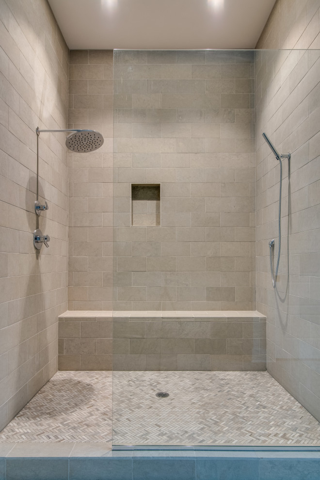 Foto di una grande stanza da bagno padronale chic con doccia alcova, piastrelle grigie, piastrelle di pietra calcarea, pareti bianche, pavimento in pietra calcarea, pavimento grigio e porta doccia a battente