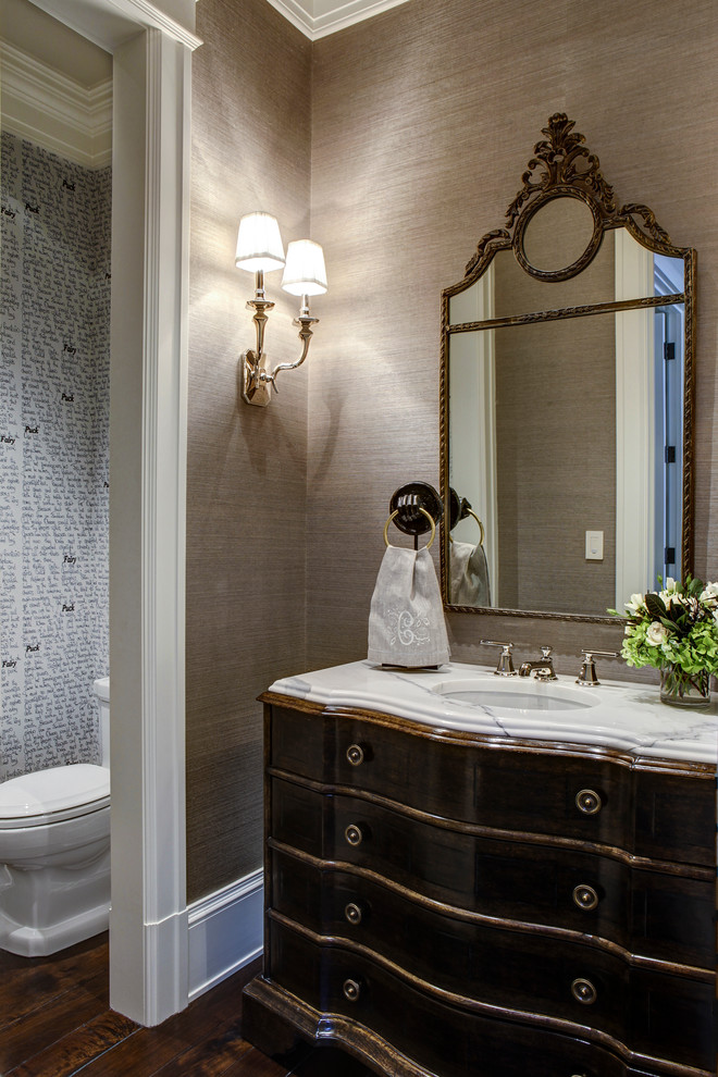 Diseño de cuarto de baño clásico con armarios tipo mueble, encimera de mármol y paredes marrones