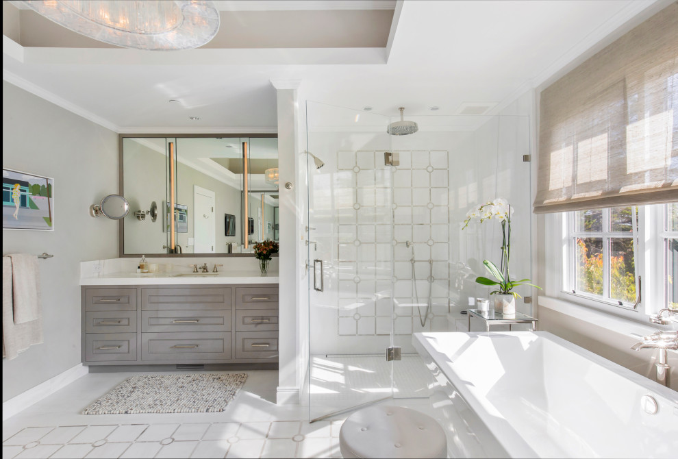 Стильный дизайн: большая главная ванная комната в стиле неоклассика (современная классика) с фасадами в стиле шейкер, серыми фасадами, отдельно стоящей ванной, душем в нише, белой плиткой, серыми стенами, врезной раковиной, серым полом, душем с распашными дверями и белой столешницей - последний тренд