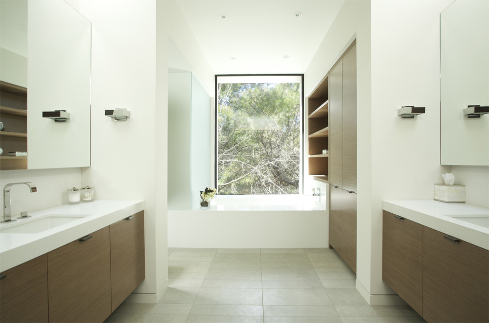 Idee per una stanza da bagno minimalista con lavabo sottopiano, ante lisce e ante in legno scuro