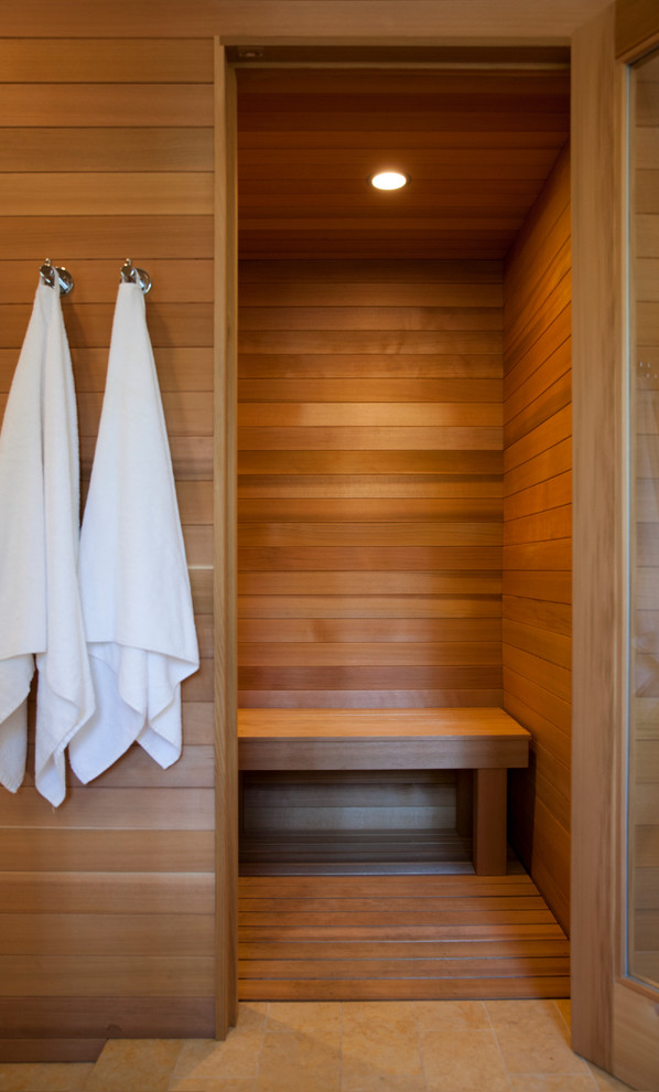 Immagine di una grande sauna minimal con pavimento in legno massello medio