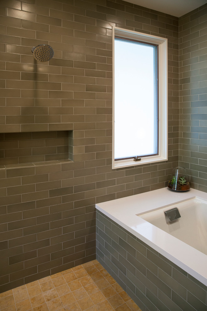 Источник вдохновения для домашнего уюта: большая главная ванная комната в современном стиле с ванной в нише, открытым душем, серой плиткой, керамической плиткой и серыми стенами