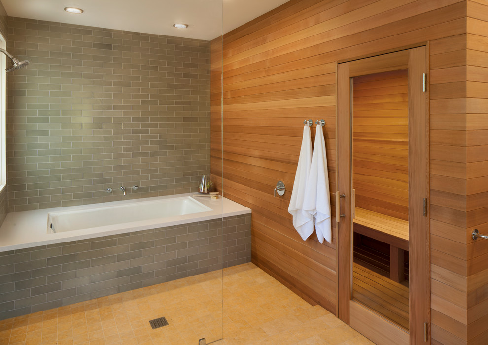 Modern inredning av ett stort en-suite badrum, med ett badkar i en alkov, en kantlös dusch, grå kakel, tunnelbanekakel, bruna väggar och klinkergolv i keramik