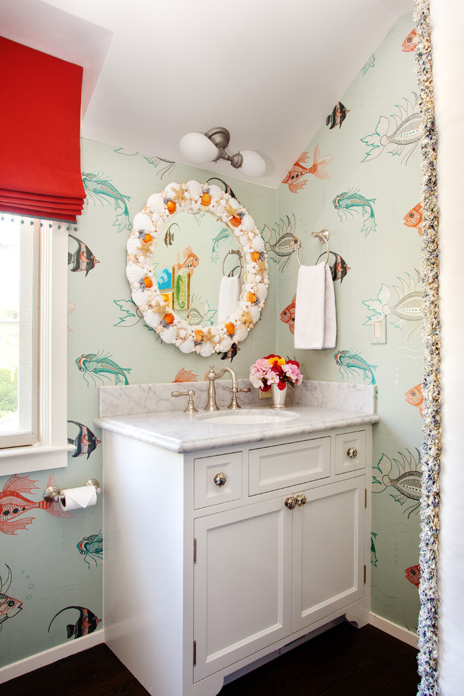Bild på ett eklektiskt badrum för barn, med ett undermonterad handfat, skåp i shakerstil, vita skåp och flerfärgade väggar