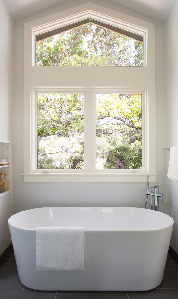 Inredning av ett klassiskt mellanstort en-suite badrum, med skåp i shakerstil, gröna skåp, ett fristående badkar, en dusch i en alkov, en toalettstol med hel cisternkåpa, marmorkakel, vita väggar, klinkergolv i porslin, ett undermonterad handfat, marmorbänkskiva, grått golv och dusch med gångjärnsdörr