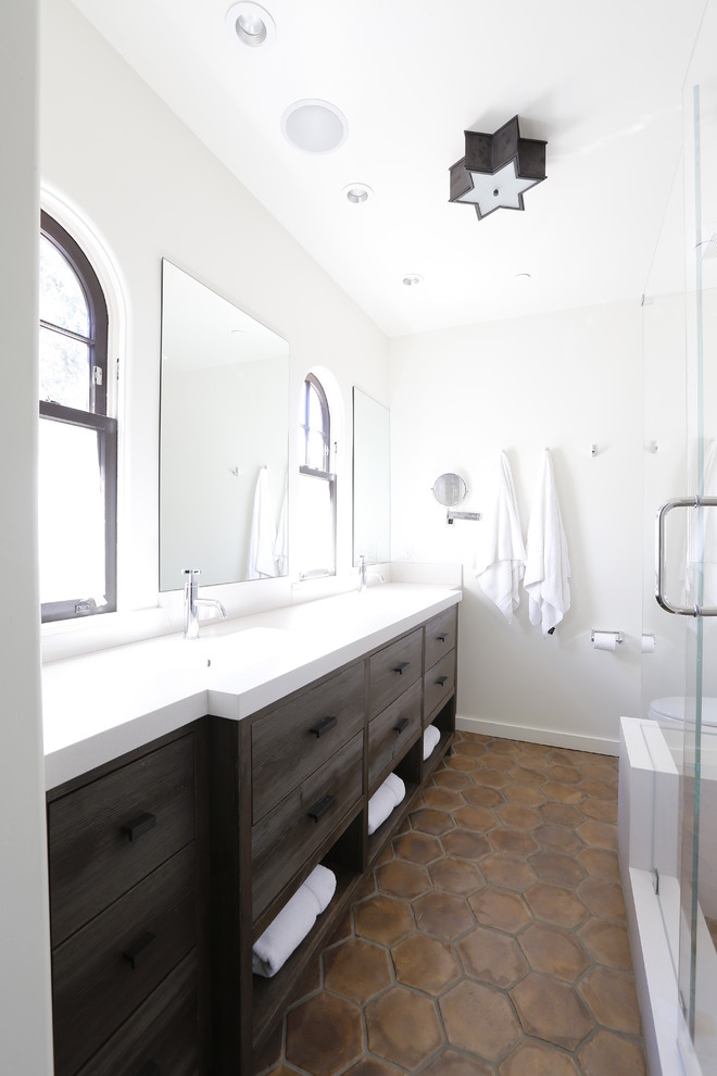 Modernes Badezimmer mit integriertem Waschbecken, dunklen Holzschränken, braunen Fliesen, Terrakottaboden, flächenbündigen Schrankfronten und braunem Boden in San Francisco