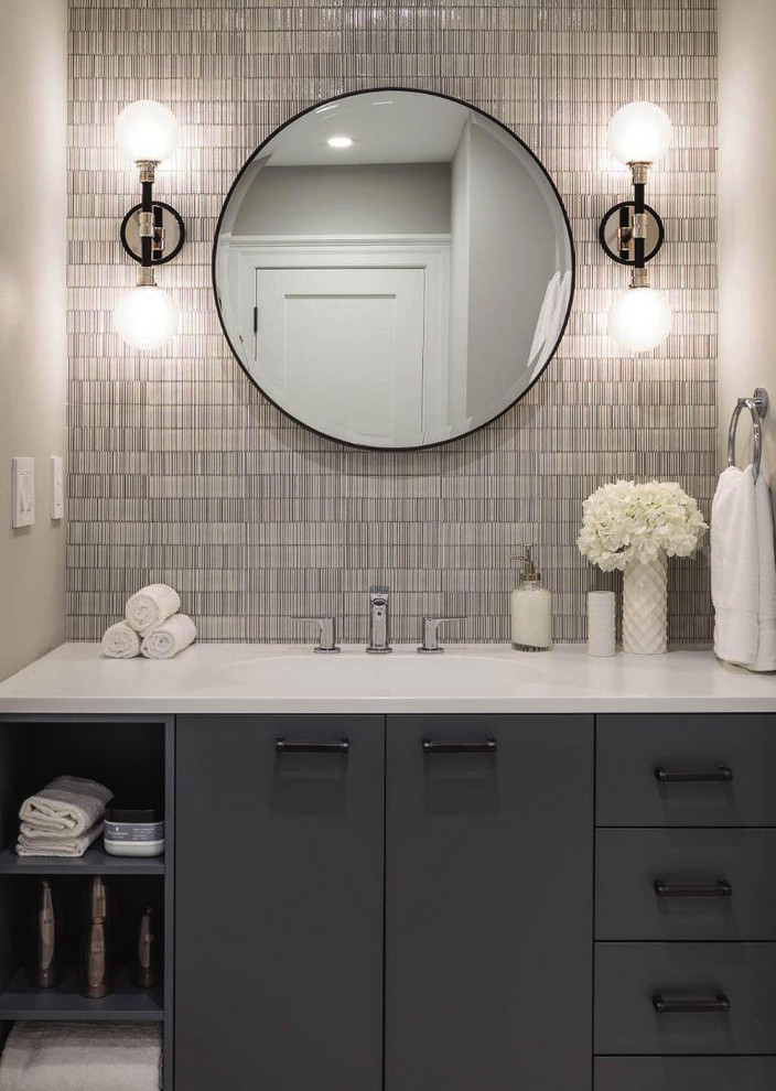 Modern inredning av ett mellanstort vit vitt badrum med dusch, med släta luckor, grå kakel, vit kakel, ett integrerad handfat, bänkskiva i kvartsit, grå skåp, cementkakel och grå väggar