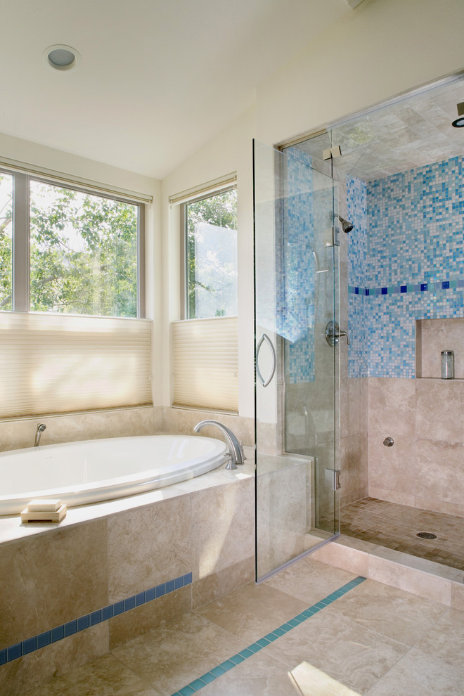 Modelo de cuarto de baño contemporáneo con bañera encastrada, ducha empotrada, baldosas y/o azulejos azules y baldosas y/o azulejos en mosaico