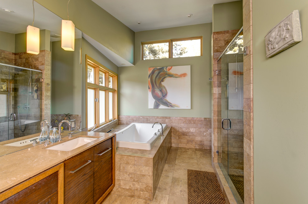 Пример оригинального дизайна: главная ванная комната в стиле модернизм с плоскими фасадами, темными деревянными фасадами, столешницей из известняка, душем в нише, коричневой плиткой, зелеными стенами и полом из травертина