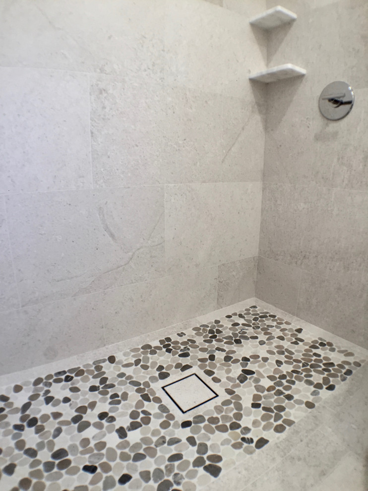 Aménagement d'une salle de bain contemporaine en bois foncé de taille moyenne avec du carrelage en pierre calcaire, un mur blanc, un sol en calcaire, un sol beige et un plan de toilette blanc.