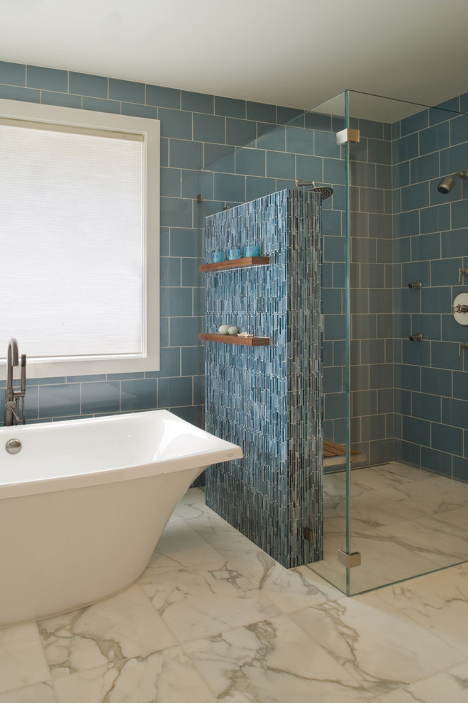 サンフランシスコにあるコンテンポラリースタイルのおしゃれな浴室 (置き型浴槽) の写真