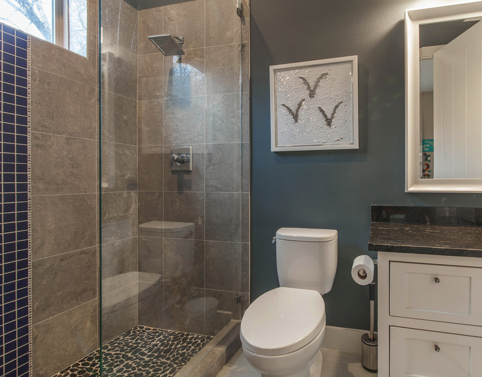 Idéer för att renovera ett funkis badrum, med luckor med infälld panel, vita skåp, en öppen dusch, grå kakel, keramikplattor, granitbänkskiva och med dusch som är öppen